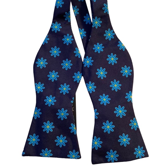 Daniel Cremieux Other - CREMIEUX NWT MENS BLUE FLORAL BOW TIE